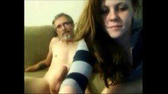 Velho comendo gostosa e filmando incesto com webcam